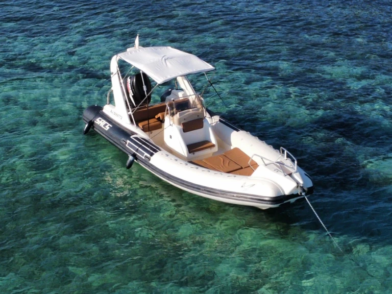 Polotuhá loď k pronájmu v Bonifacio za nejlepší cenu