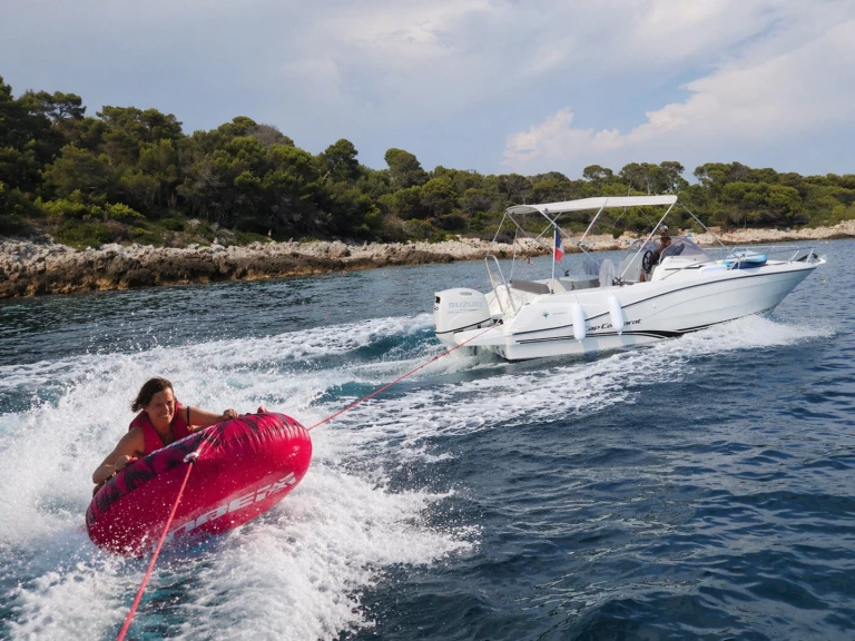 Pronajmout si Jeanneau Cap Camarat 6.5 WA Serie 3 v Antibes