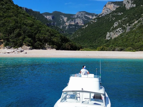 Bertram Bertram 25 jednotlivci a charterové společnosti v Orosei