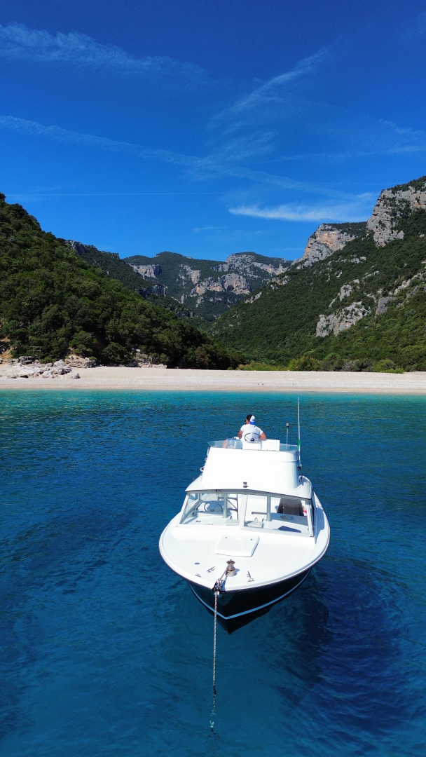 Bertram Bertram 25 jednotlivci a charterové společnosti v Orosei