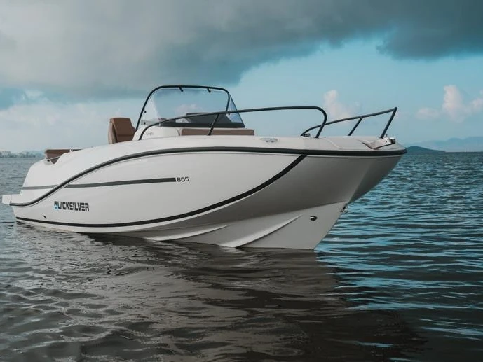Pronájem Motorová loď Quicksilver s licencí