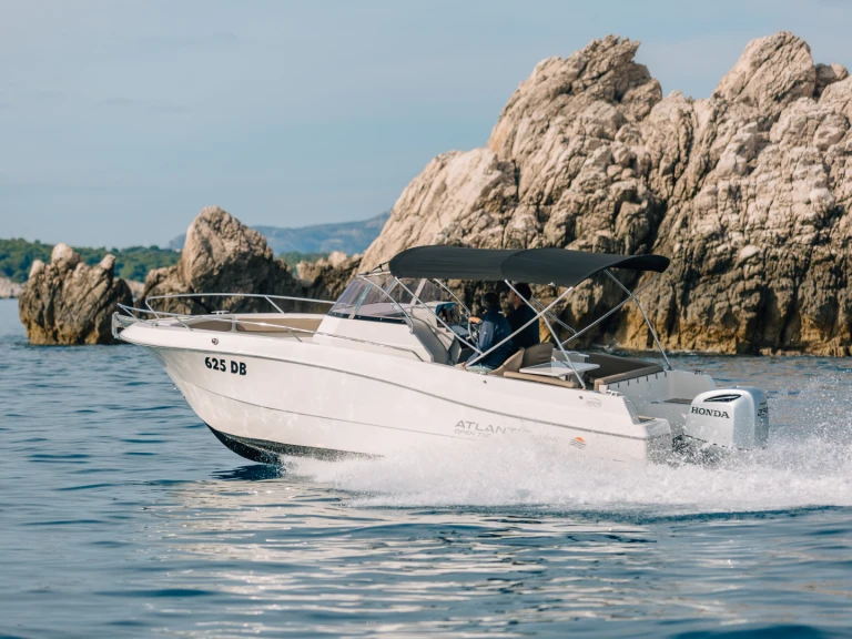 Atlantic open 750 jednotlivci a charterové společnosti v Split Port