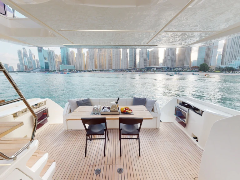 Pronájem lodi Dubai Marina lákavé ceny FERRETTI 670