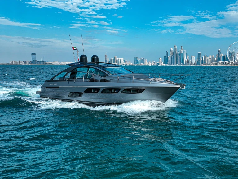 Pronájem lodi Dubai Marina lákavé ceny Pershing 5x