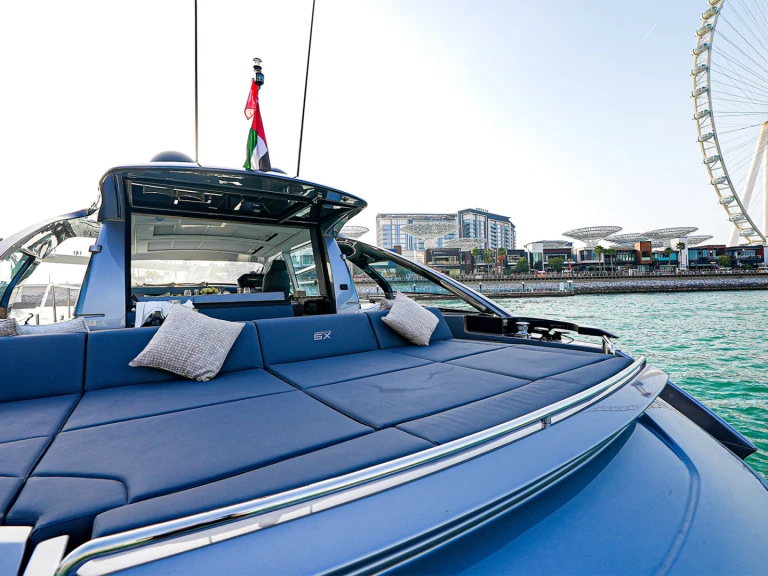 Pronájem lodi Dubai Marina lákavé ceny Pershing 5x