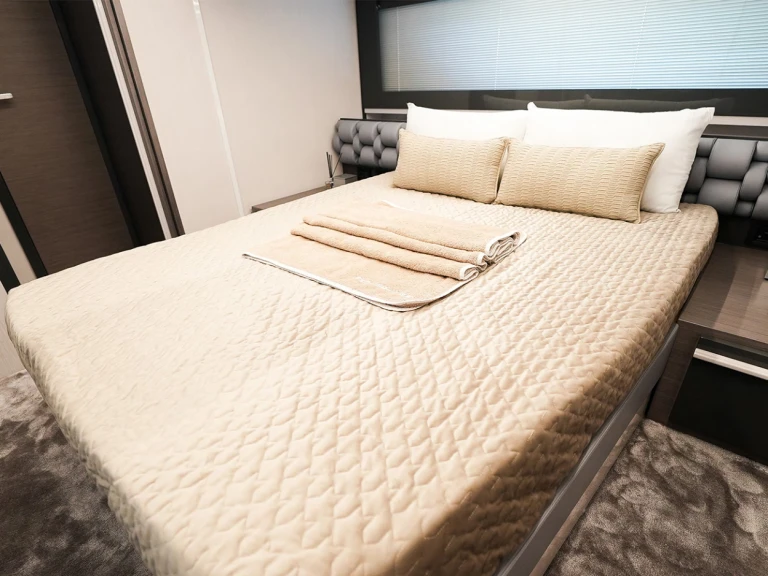 Pronájem Motorová loď Pershing s licencí