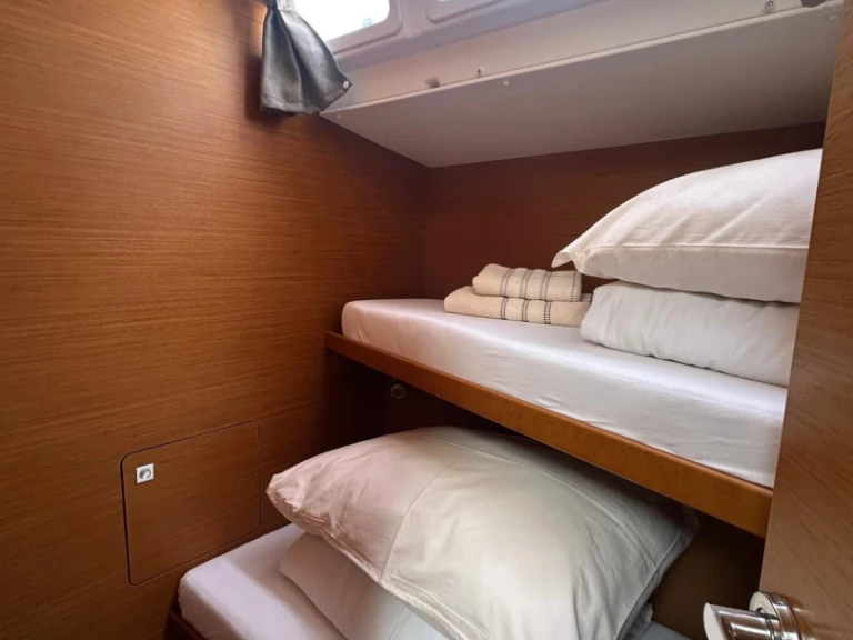 Jeanneau Sun Odyssey 519 jednotlivci a charterové společnosti v Donji Seget