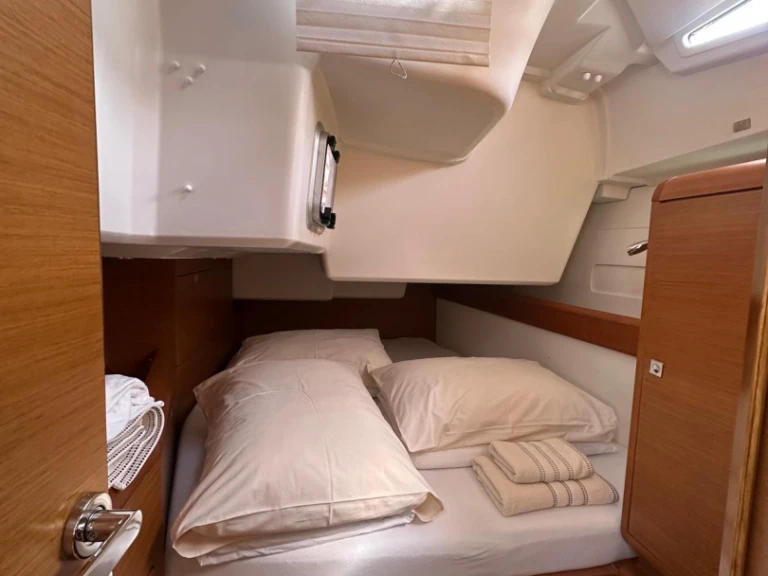 Pronajmout si Jeanneau Sun Odyssey 519 v Donji Seget