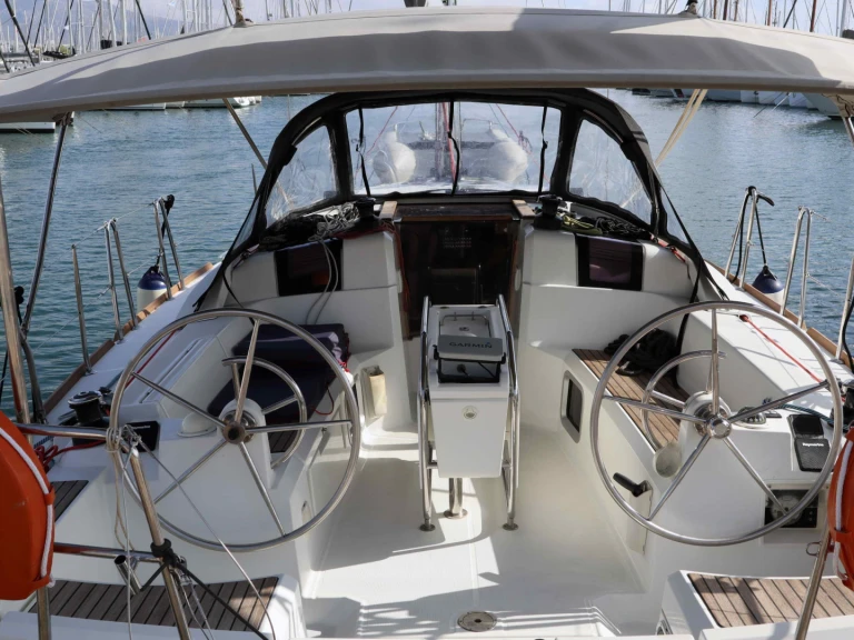 Pronajmout si Jeanneau Sun Odyssey 379 (3 cab.) v Alimos
