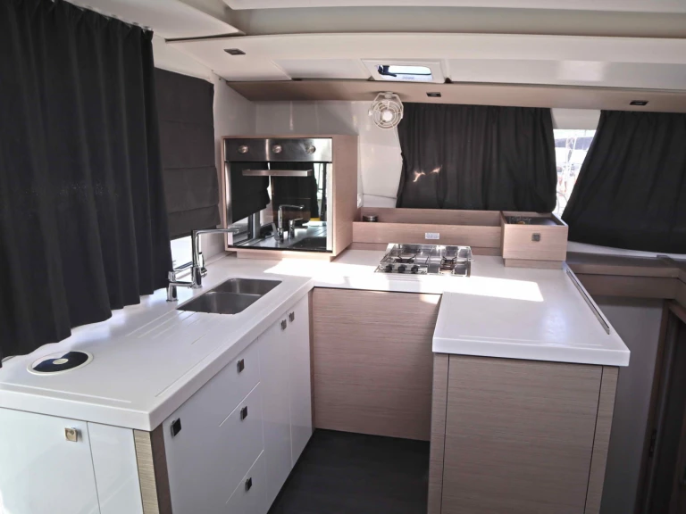 Pronájem Katamarán v Nea Peramos -Fountaine Pajot Astréa 42 Maestro (5 cab.)
