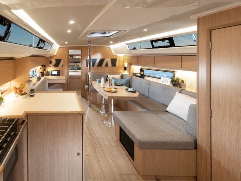Pronájem lodi Lefkáda lákavé ceny Bavaria C42 (3 cab.)