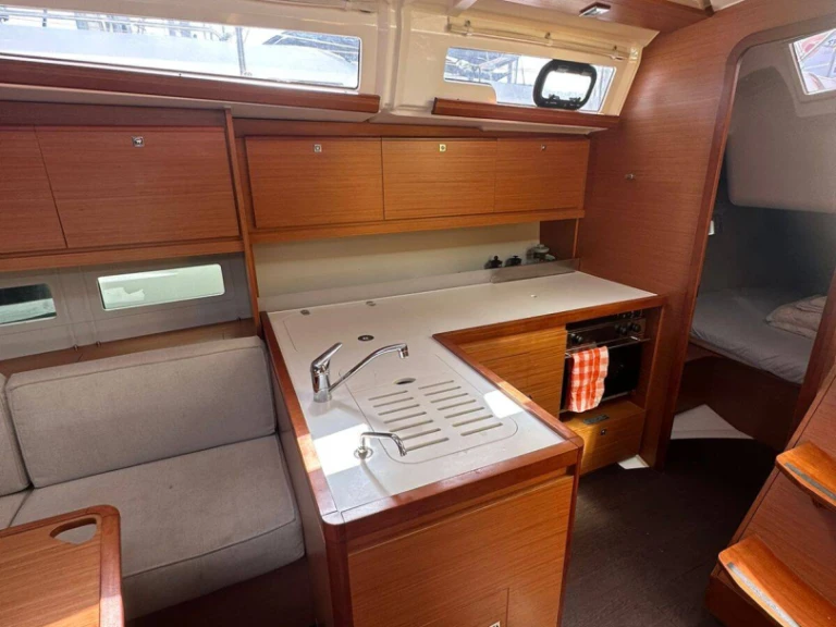 Pronajmout si Dufour Dufour 390 (3 cab.) v Alimos