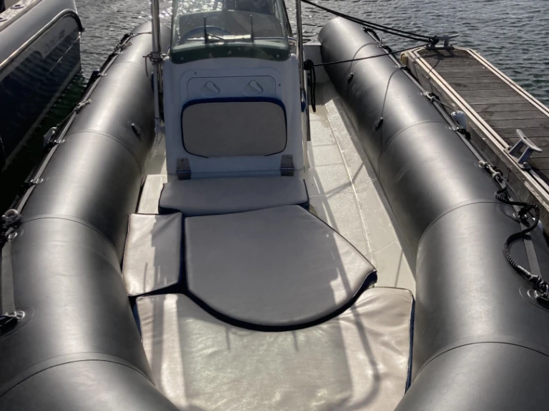 Pronájem Polotuhá loď Bombard s licencí