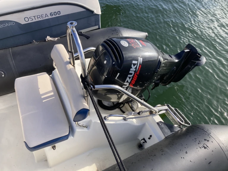 Bombard Explorer 640 SB jednotlivci a charterové společnosti v Larmor-Plage