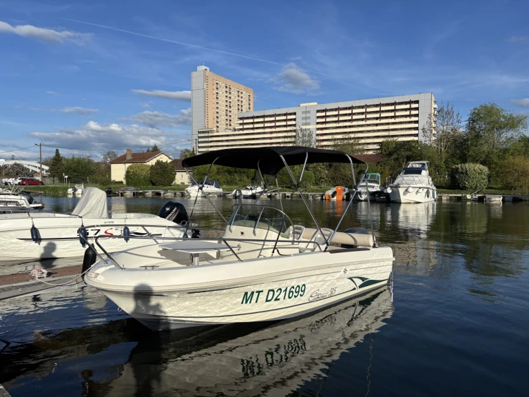 Pronájem Motorová loď Jeanneau s licencí