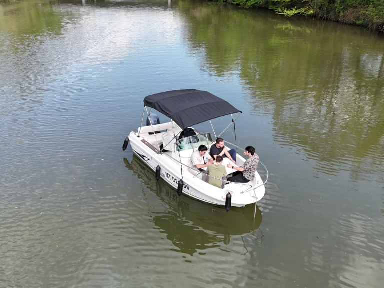 Jeanneau Cap Camarat 515 jednotlivci a charterové společnosti v Metz