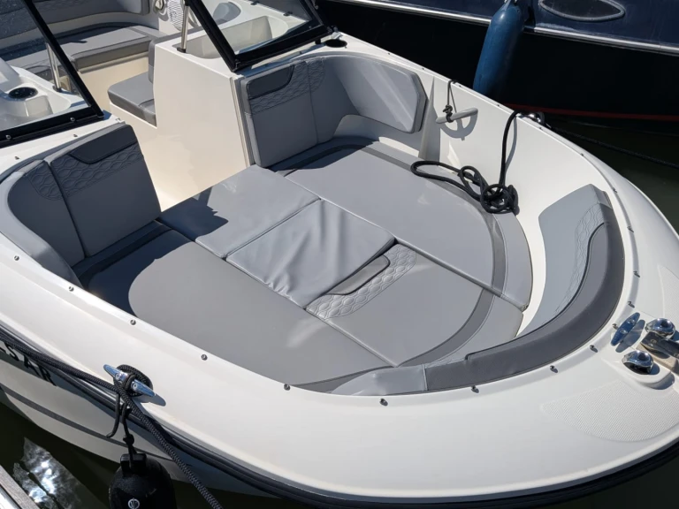 Pronájem Motorová loď Bayliner s licencí