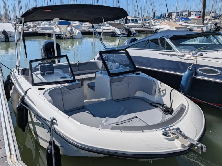 Motorová loď k pronájmu v La Rochelle za nejlepší cenu
