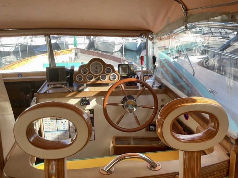 Pronajmout si Harding Life boat  v Golfe-Juan