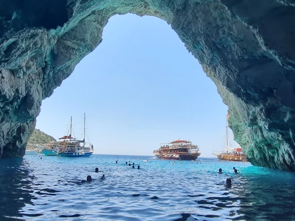 Polotuhá loď k pronájmu v Trogir za nejlepší cenu