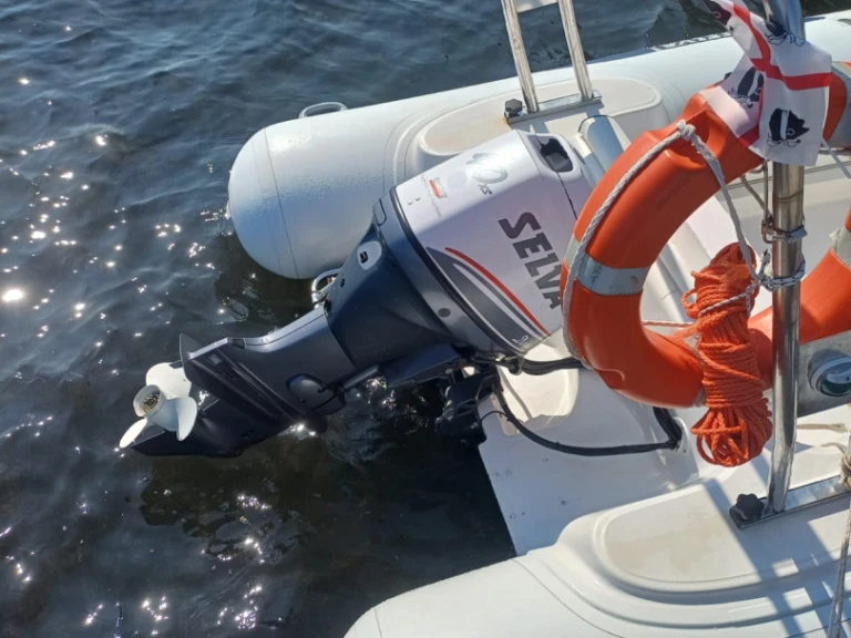 Polotuhá loď k pronájmu v Quartu Sant'Elena za nejlepší cenu