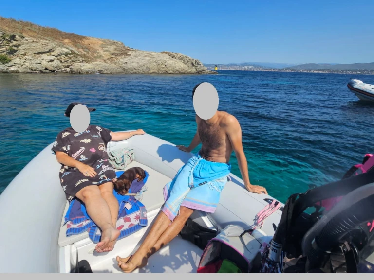 Polotuhá loď k pronájmu v Six-Fours-les-Plages za nejlepší cenu