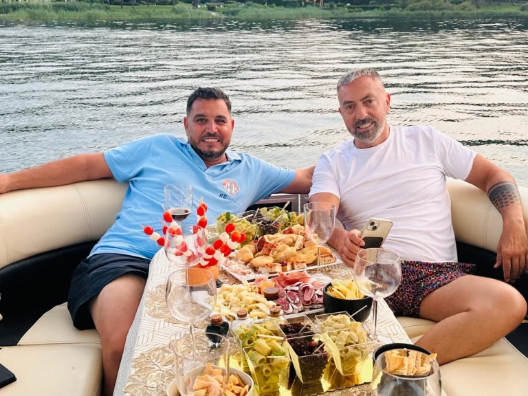 Pronájem Motorová loď Pontoon s licencí