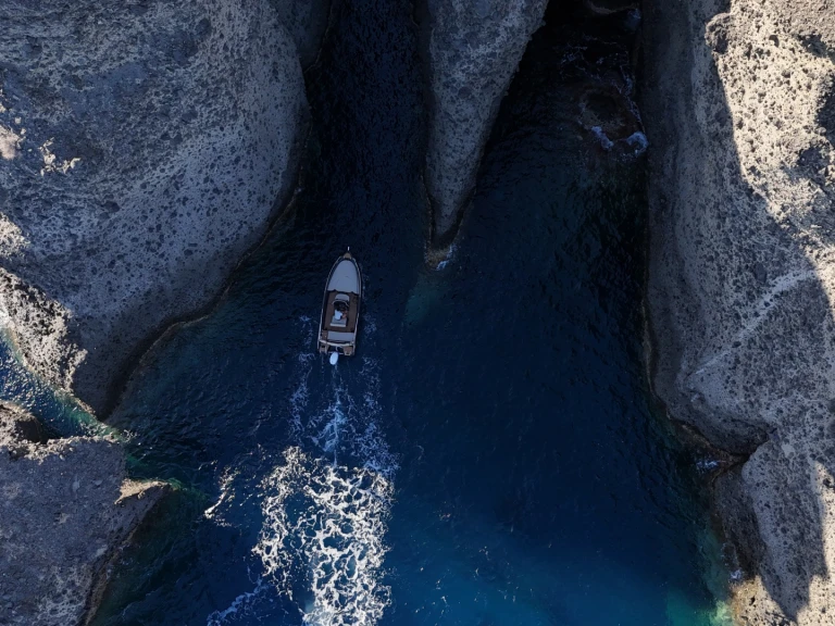 Pronájem lodi Agía Kiriakí lákavé ceny Black Edition