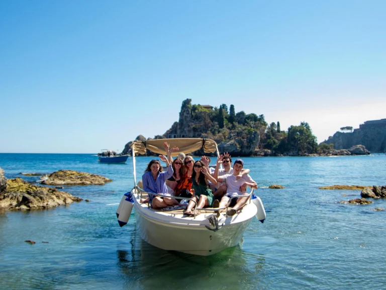 Pronájem lodi Lever 750 v Giardini-Naxos na Samboatu