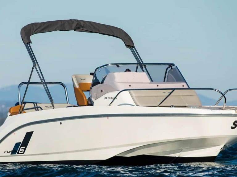 Pronájem Motorová loď Bénéteau s licencí