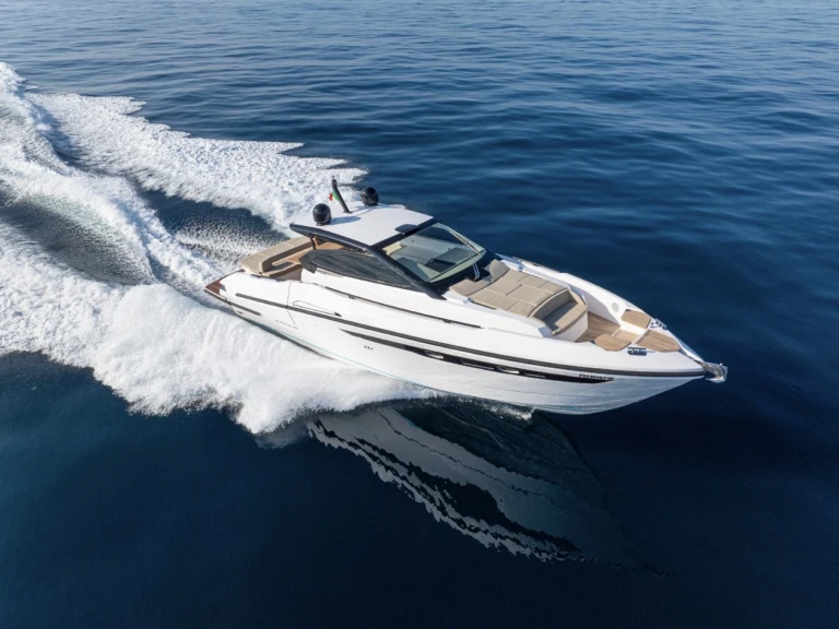 Pronajmout Motorová loď se skipperem či ne Ryo v Neapol