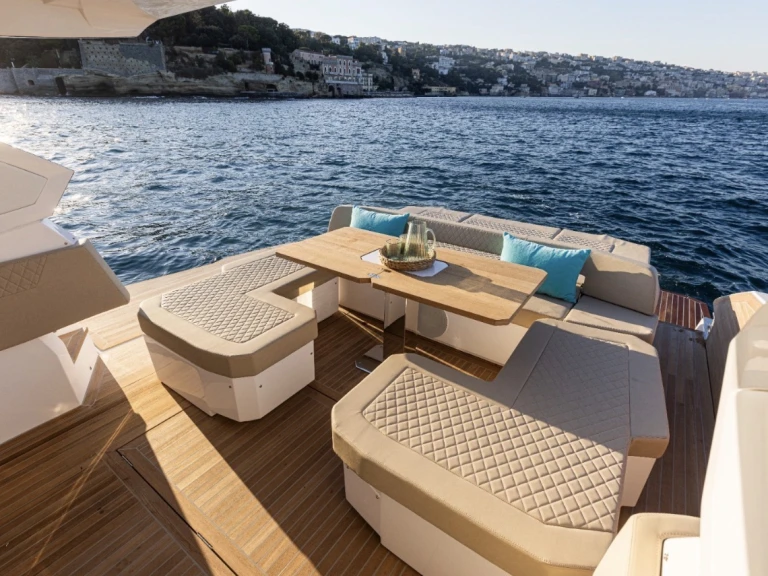 Motorová loď k pronájmu v Neapol za nejlepší cenu