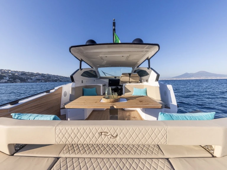 Pronájem Motorová loď Ryo s licencí