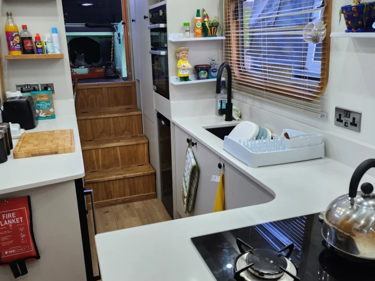 Custom Made Russells jednotlivci a charterové společnosti v Adlington