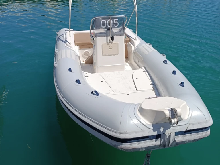 Nautica Led Nautica Led 590 jednotlivci a charterové společnosti v Castellammare del Golfo