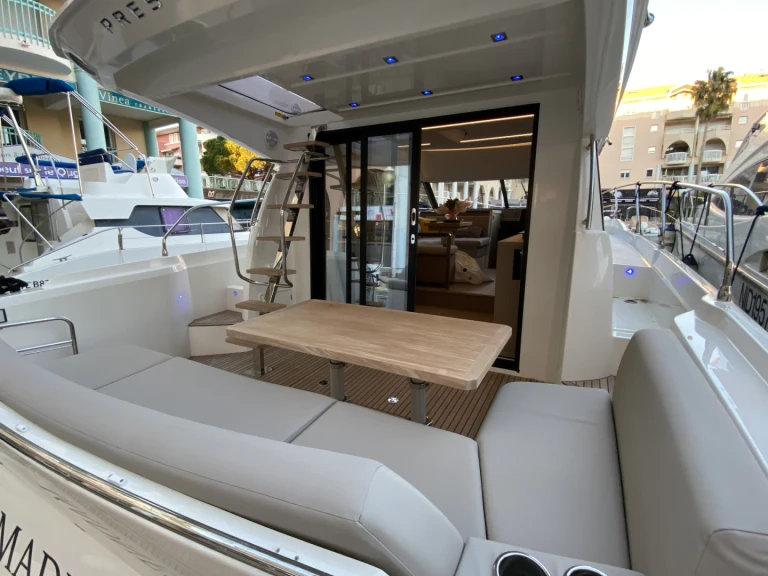 Pronajmout si Prestige Yachts 420 FLY v Saint Raphael