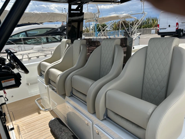 Pronajmout si De Antonio D42 v Antibes