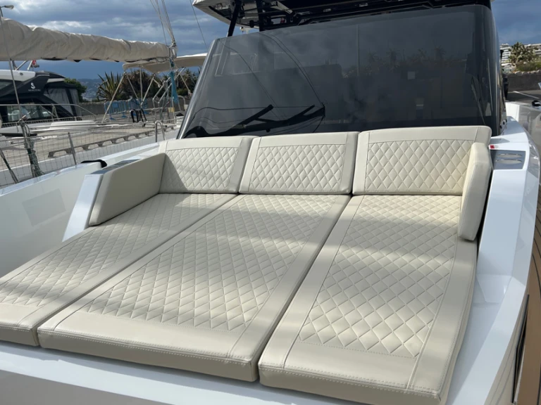 Pronajmout Jachta se skipperem či ne De Antonio v Antibes