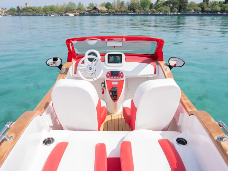 CAR OFF SHORE FIAT 500 CAR OFF SHORE FIAT 500 jednotlivci a charterové společnosti v Sirmione