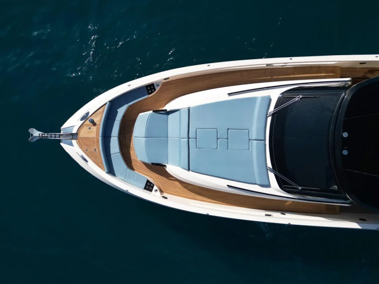Cayman Yachts 540 WA jednotlivci a charterové společnosti v Neapol