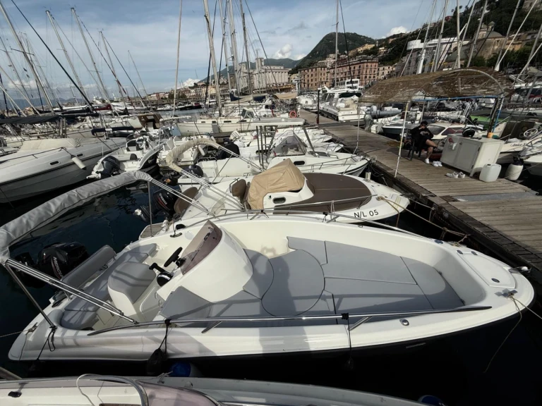 Clear Marine Aries Open jednotlivci a charterové společnosti v Sorrento