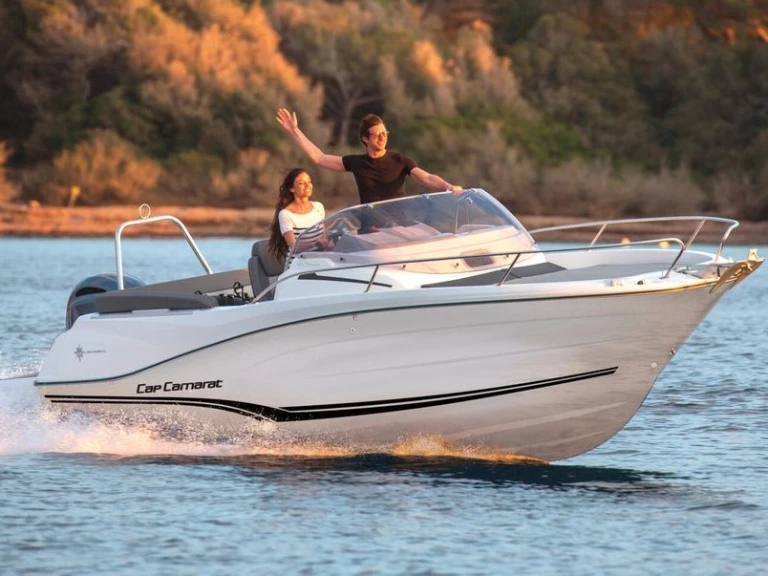 Jeanneau Cap Camarat 6.5 WA Serie 3 jednotlivci a charterové společnosti v Bormes-les-Mimosas