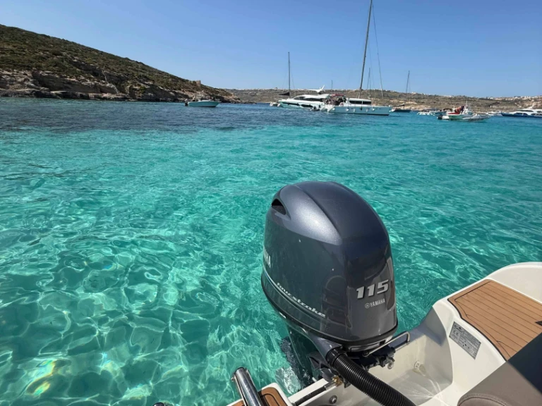 Karel Ithaca 550 jednotlivci a charterové společnosti v Xemxija