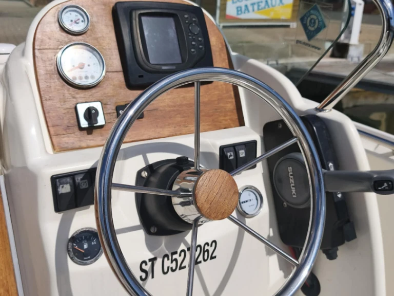 Pronájem Motorová loď Jeanneau s licencí