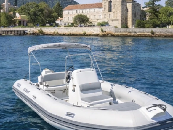 Pronajmout si Adventure Vestra V 6.50 v Mandelieu-la-Napoule