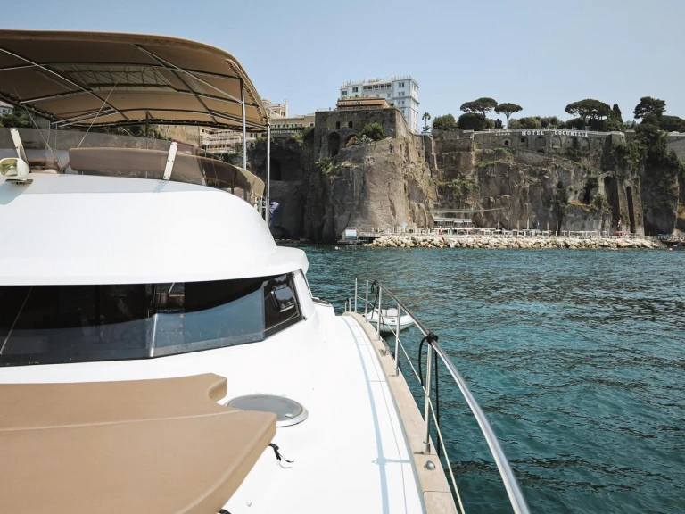 Pronajmout si Fountaine Pajot Cumberland 47 LC v Marina di Stabia