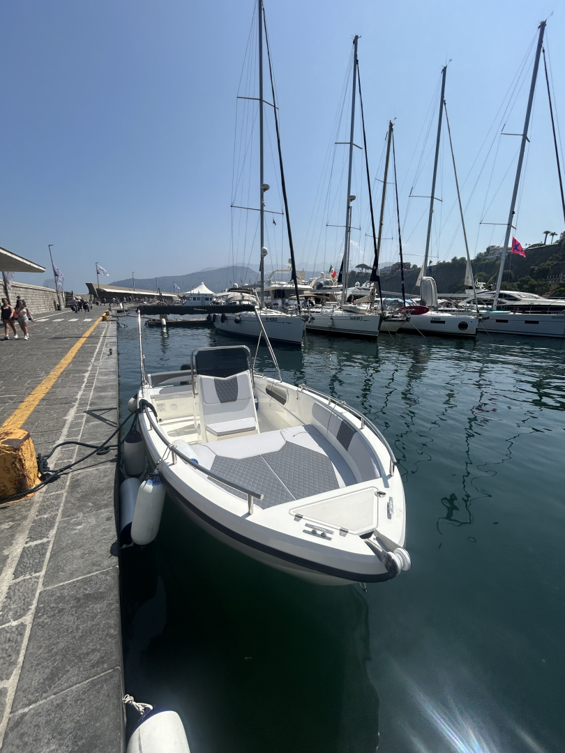 Pronájem Motorová loď v Sorrento -Teorema Teorema 20