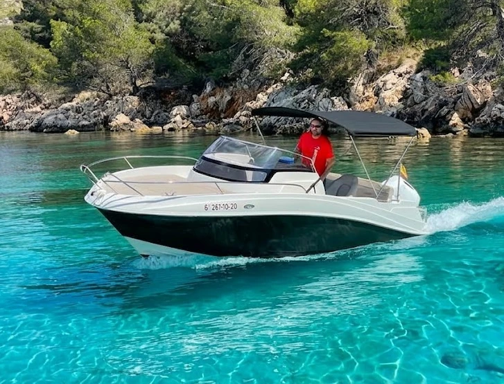 AM Yacht AMC 620 jednotlivci a charterové společnosti v Puerto de Pollensa