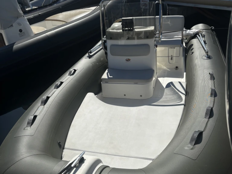 Pronájem jachty v Porto-Vecchio -Capelli 500 moteur 2 temps na Samboatu