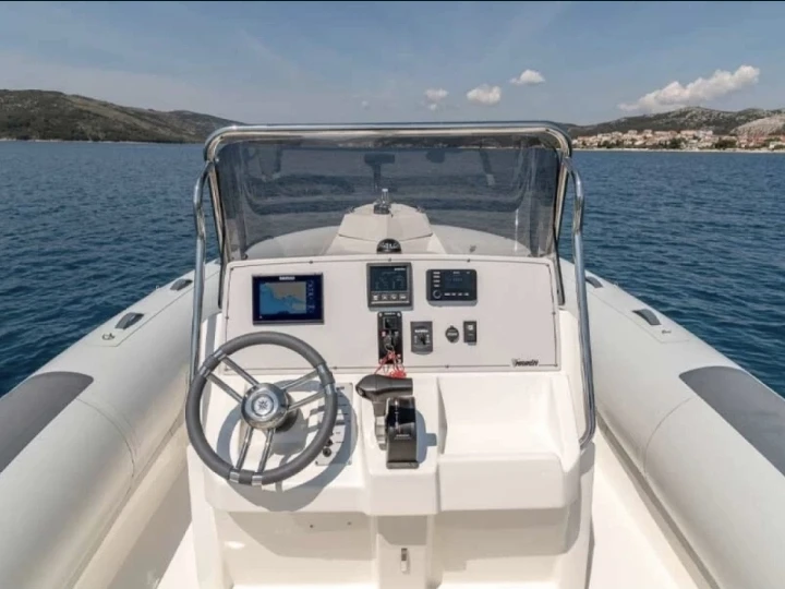 Pronájem Polotuhá loď Wellcraft s licencí